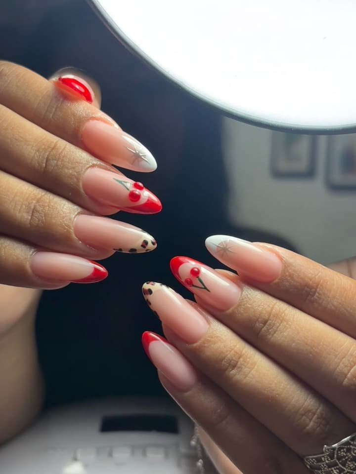 Uñas con diseño de cerezas y animal print